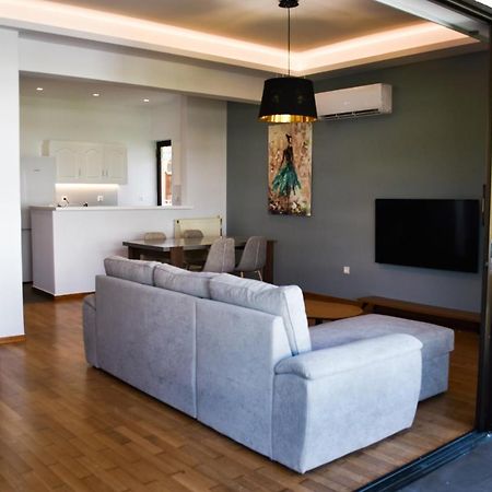 Βright Walled Designed Apt In Glyfada Center アテネ エクステリア 写真