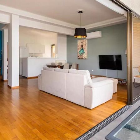 Βright Walled Designed Apt In Glyfada Center アテネ エクステリア 写真