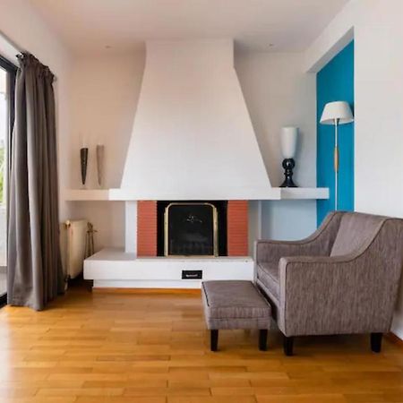 Βright Walled Designed Apt In Glyfada Center アテネ エクステリア 写真