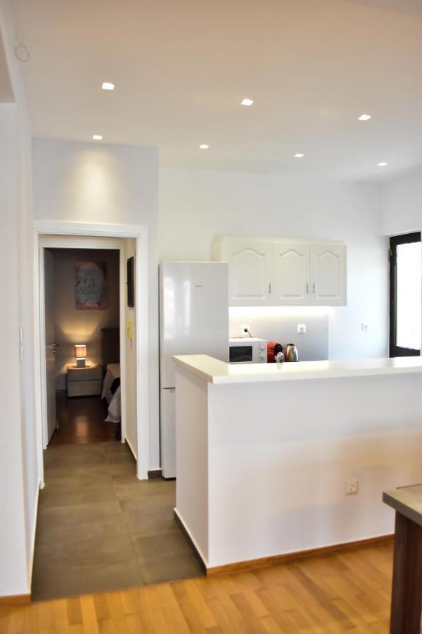 Βright Walled Designed Apt In Glyfada Center アテネ エクステリア 写真