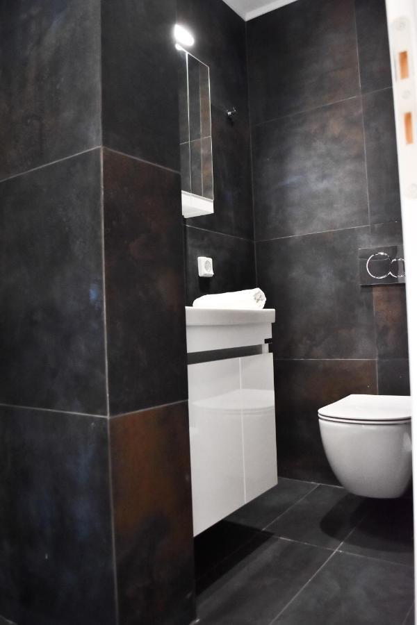 Βright Walled Designed Apt In Glyfada Center アテネ エクステリア 写真