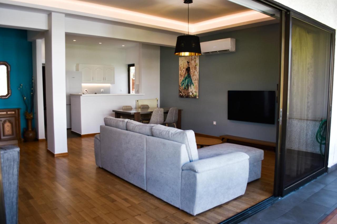 Βright Walled Designed Apt In Glyfada Center アテネ エクステリア 写真