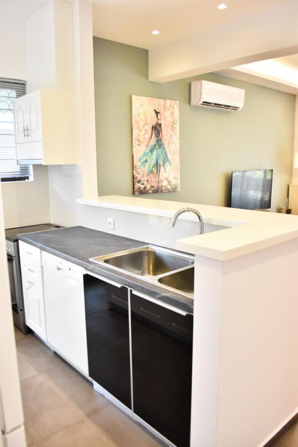 Βright Walled Designed Apt In Glyfada Center アテネ エクステリア 写真