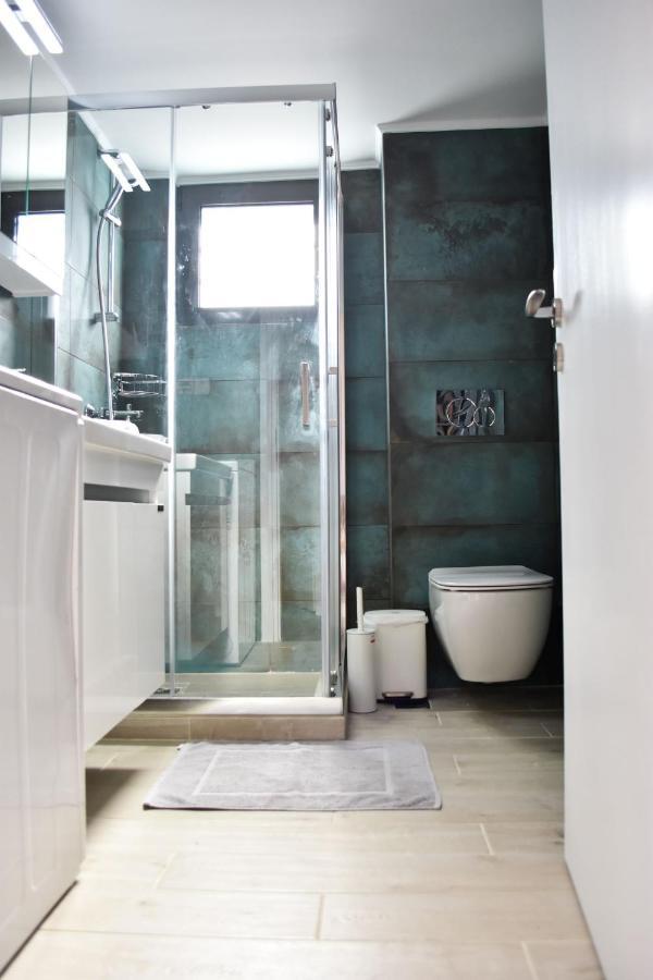 Βright Walled Designed Apt In Glyfada Center アテネ エクステリア 写真