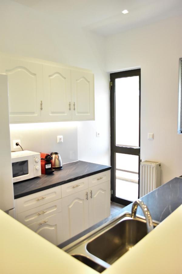 Βright Walled Designed Apt In Glyfada Center アテネ エクステリア 写真