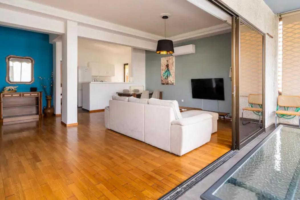 Βright Walled Designed Apt In Glyfada Center アテネ エクステリア 写真