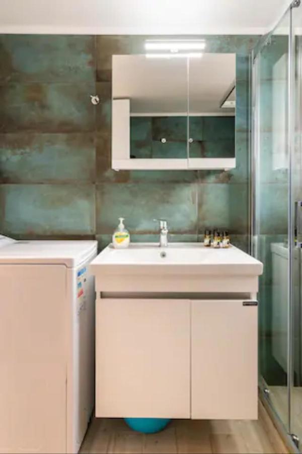 Βright Walled Designed Apt In Glyfada Center アテネ エクステリア 写真