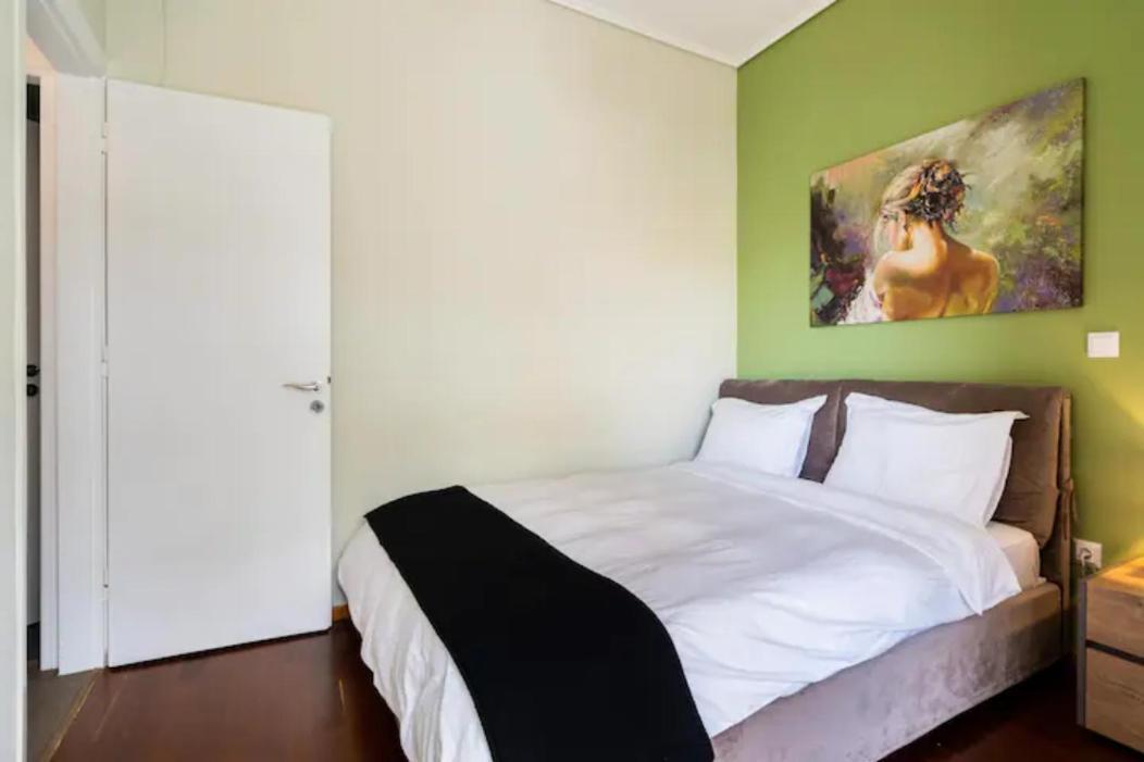 Βright Walled Designed Apt In Glyfada Center アテネ エクステリア 写真