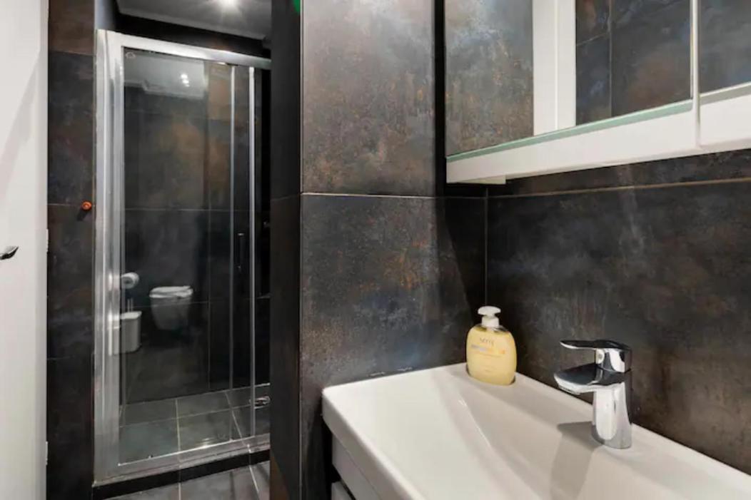 Βright Walled Designed Apt In Glyfada Center アテネ エクステリア 写真