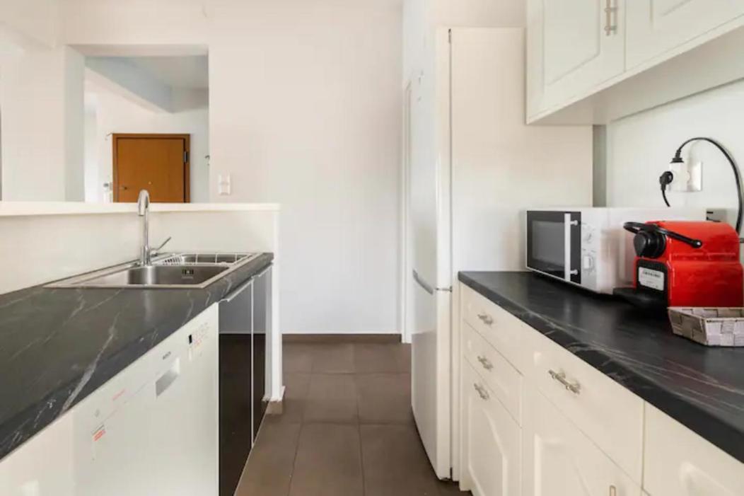 Βright Walled Designed Apt In Glyfada Center アテネ エクステリア 写真