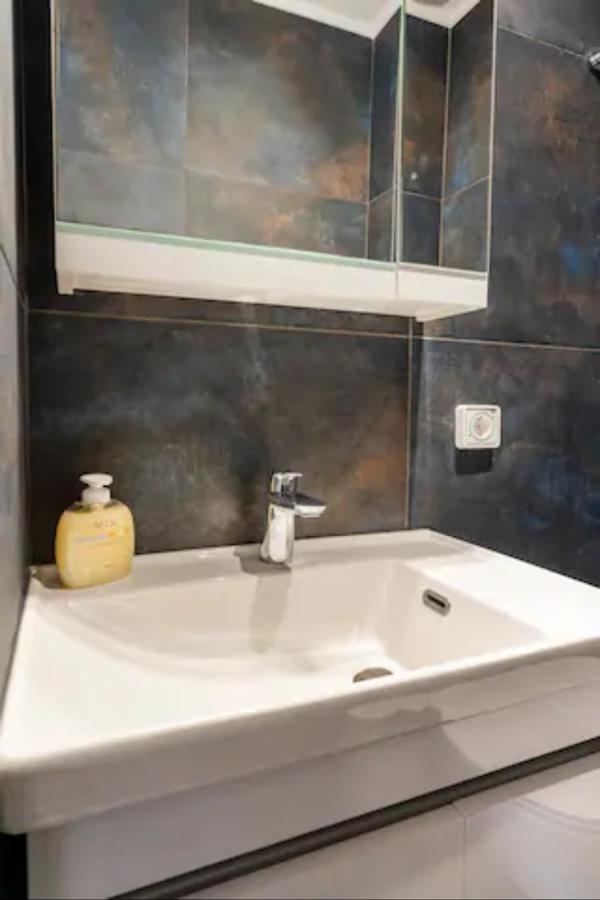 Βright Walled Designed Apt In Glyfada Center アテネ エクステリア 写真