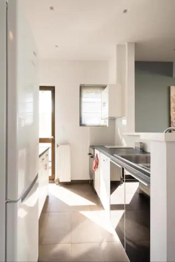 Βright Walled Designed Apt In Glyfada Center アテネ エクステリア 写真