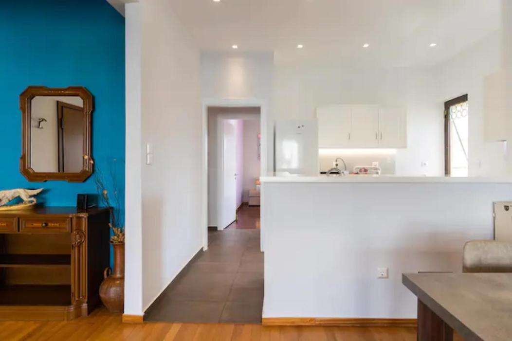 Βright Walled Designed Apt In Glyfada Center アテネ エクステリア 写真